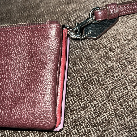 BNWT Coach 3 Section Wristlet - Picture 5 of 8